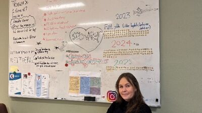 En kvinne som smiler.