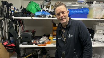 Stig Atle henter batterier til fraktsykkelen i kjelleren på bydelshuset