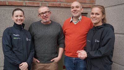 Maren (t.v) og Marie (t.h) guider deltakerne gjennom Frisklivssentralens 12 ukers program, med støtte og oppfølging fra start til slutt. Her sammen initiativtakerne til NesteSteg, David og Per.