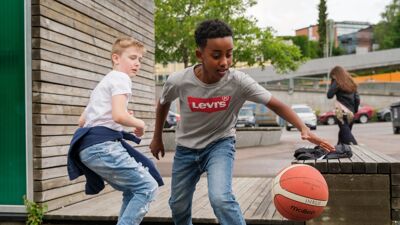 To gutter som spiller basketball