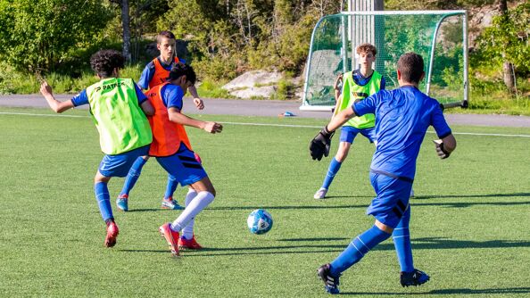 Ungdommer spiller fotball på Mortensrud.