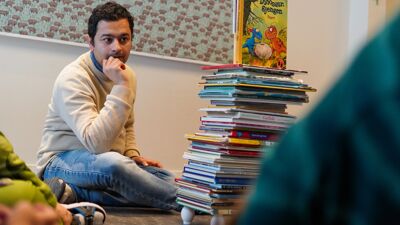 Barnehagepedagog Binod Bayshal gjennomfører en naturfaglig aktivitet i en barnehage. Han tester hvor mange bøker fire egg klarer å bære.
