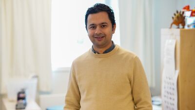 Portrettbilde av Binod Bashyal. Han er avbildet i Sletta barnehage.