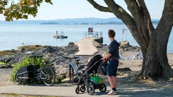 Far på tur med barnevogn