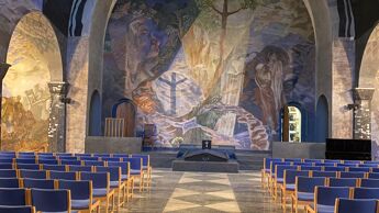 Vi ser resultatet av rehabiliteringen. Det vakre terrazzogulvet er rehabilitert og deler av Alf Rolfsens historiske freske er konservert, samtidig som kapellet har fått nytt skifertak.