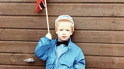 Liten gutt med norsk flagg