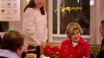 H.M. Dronningen får servert grøt