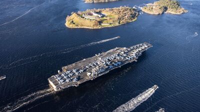 USS Harry S. Truman seiler innover mot Oslo, ledet av KNM Thor Heyerdahl F314 i front, Bell 412 fra 339 SOAS er med som styrkebeskytter. Konvoien er på vei mot Oslo gjennom drøbaksundet og forbi Oscarborgfestning.