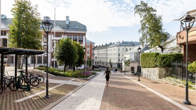 Skolgården på nye Hartvig Nissens skole. Deler av President Harbitz’ gate som går gjennom skolegården er omregulert og stengt av. Sykkelstativer, trær og gangvei.