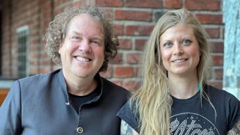 Gitarist Frode Barth og klokkenist Laura Marie Rueslåtten.