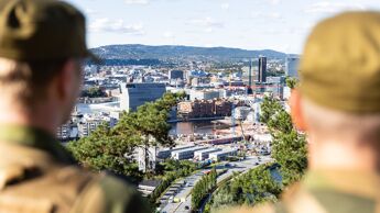 Heimevernssoldater med utsikt over Oslo.