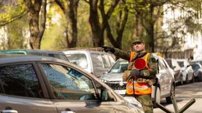 Patrulje til fots utfører mobil veikontrollpost, hvor hensikten er å stoppe og kontrollere biler.