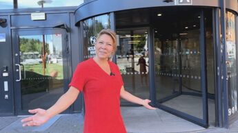 Bildet viser helsesykepleier Torill Morvik foran inngangen til Holmlia senter
