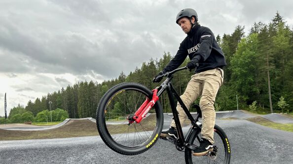 En mann på sykkel på Bjørndals nye pumptrack.