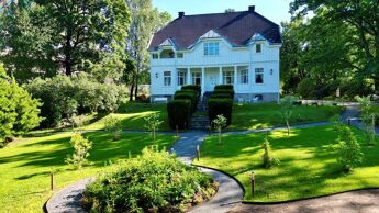 Bilde av Trosterudvillaen med hage, en stor hvit villa. Dr. Dedichens tidligere bolig.