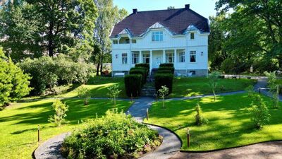 Bilde av Trosterudvillaen med hage, en stor hvit villa. Dr. Dedichens tidligere bolig.