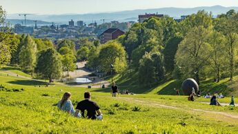 Torshovparken en sommerdag med mennesker