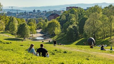 Torshovparken en sommerdag med mennesker