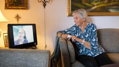 Eldre person har videosamtale med hjemmetjeneste