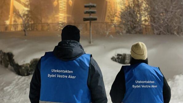 Ungdomsteamet i blå tilstede i områdene rundt Holmenkollen der mange av skifestivalens publikummere vil befinne seg.