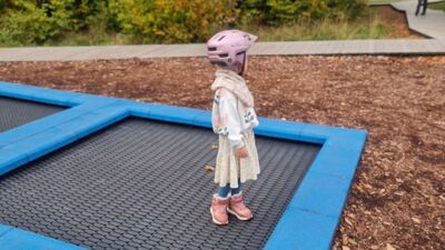 Et barn leker i sykkelparken.