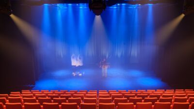 Teaterscene med belysning