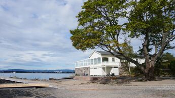 Fasaden av Hukodden strandrestaurant, ved strandsonen.