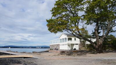 Fasaden av Hukodden strandrestaurant, ved strandsonen.