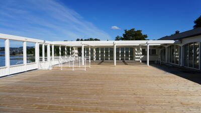 Terrassen og uteområdet på strandrestauranten