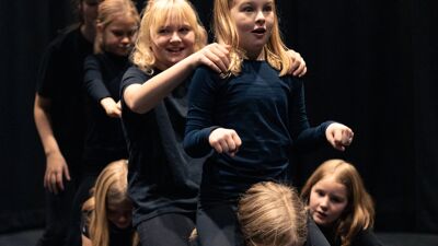 En gruppe nysirkuselever på teaterundervisning i Oslo kulturskole.