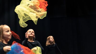 En gruppe nysirkuselever på teaterundervisning i Oslo kulturskole.