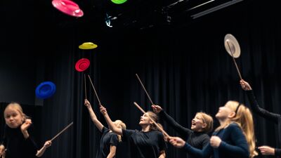 En gruppe nysirkuselever på teaterundervisning i Oslo kulturskole.