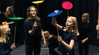 En gruppe nysirkuselever på teaterundervisning i Oslo kulturskole.