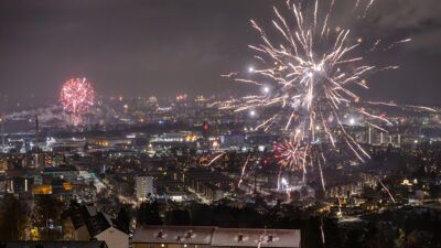 Fyrverkeri på nyttårsaften 2024, sett fra Tonsenhagen mot Alna.
