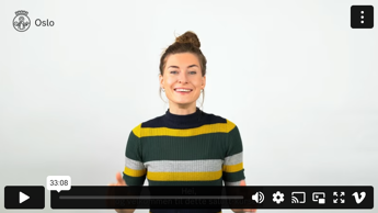 Smilende kursholder i et avspillingsvindu for video på Vimeo.