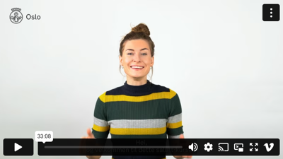 Smilende kursholder i et avspillingsvindu for video på Vimeo.