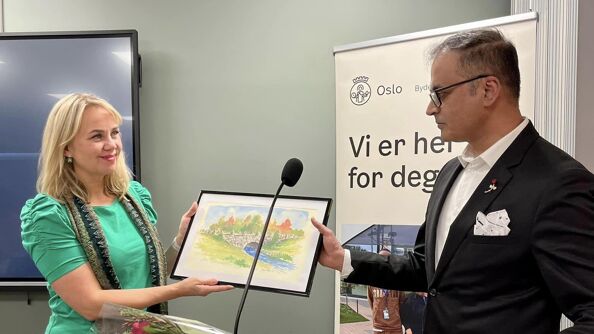 Melita Ringvold mottar bydelens Kultur- og miljøpris av Anjum Warriach.