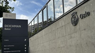Bildet viser en grå mursteinsbygning med Oslo kommune sin logo og et skilt som viser at det er Deichman Bøler.