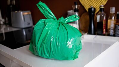 Grønn avfallspose på kjøkkenbenk