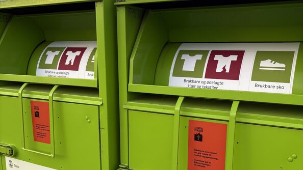 To grønne containere