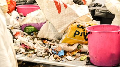 Et bord fullt av avfall og avfallsposer