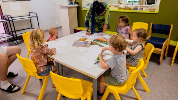 Barn rundt et bord i barnehage