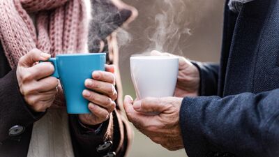 To personer med kaffekopper