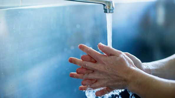 Vasker hender.