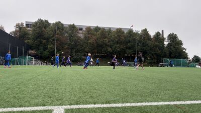 Bilde av en kunstgressbane hvor barn spiller fotball.