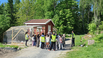 Elever fra Grorud skole på besøk Bånkall gård.