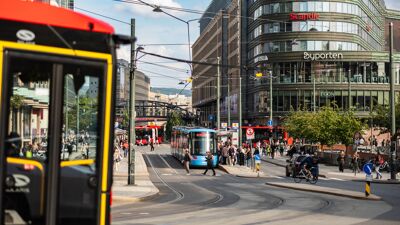 Travelt kryss i sentrum med buss og trikk.