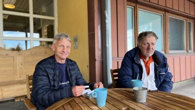 Odd og Olav sitter utenfor Kroken med kaffen sin