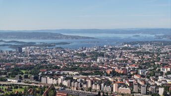 Oversiktsbilde/dronefoto av Oslo med fjorden i bakgrunnen