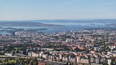 Oversiktsbilde/dronefoto av Oslo med fjorden i bakgrunnen